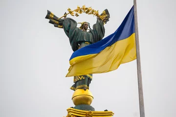 Poster Independence monument and ukrainian flag in Kiev. Ukraine © DmyTo
