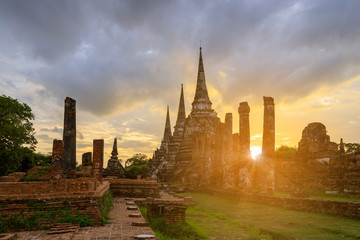 Obraz premium Wat Phra Si Sanphet temple at sun set or twilight, Ayutthaya