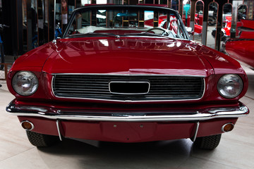 Obraz na płótnie Canvas red retro car headlight