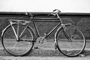 Fototapeta na wymiar old bicycle in black and white