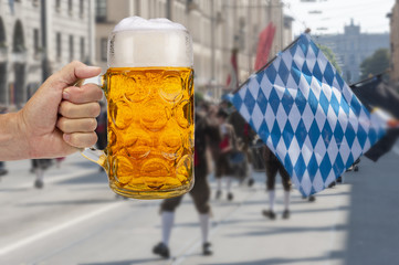 Maßkrug mit Bier auf dem Oktoberfest in München