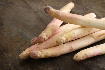preparing fresh white asparagus spears