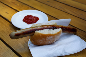 Bratwurst in Brötchen mit Ketchup