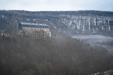 Schloss-Ruine Schwarzburg im Morgennebel