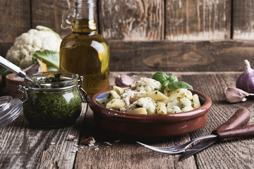 Pasta pesto with cauliflower and cheese