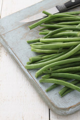preparing fine green beans