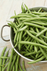 preparing fine green beans