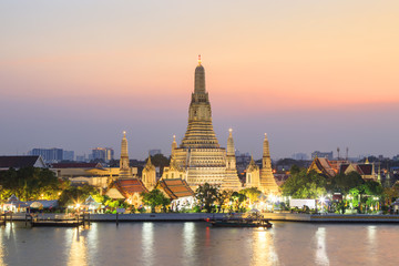 Naklejka premium Świątynia buddyjska Wat Arun o zachodzie słońca w Bangkoku w Tajlandii. Wat Arun jest jednym z najbardziej znanych zabytków Tajlandii. Świątynia Chao Phraya Riverside. Turysta lubi robić zdjęcia i podziwiać piękno.