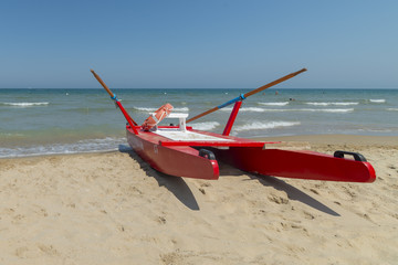 barca di salvataggio sulla spiaggia