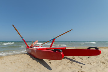 barca di salvataggio sulla spiaggia