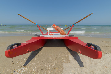 barca di salvataggio sulla spiaggia