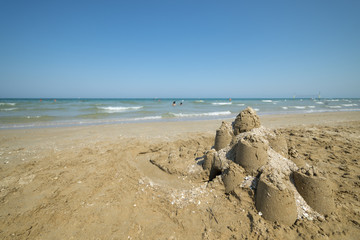 costruzioni di sabbia nel mare adriatico