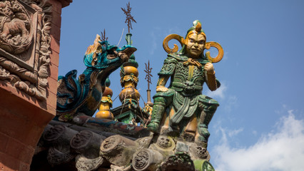 Figur auf Tempeldach, China