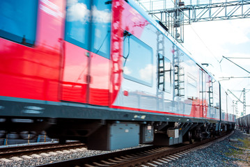 Obraz premium Modern high-speed train moves fast along the platform