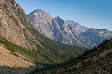Fototapeta premium View in to a mountain valley in Jasper National Park, Alberta, Canada