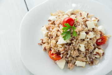 Risotto con tonno, mozzarella e pomodoro 