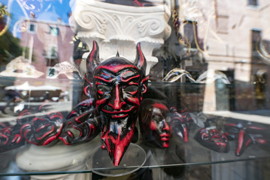 Maschere tipiche veneziane, carnevale, tradizione e popolo