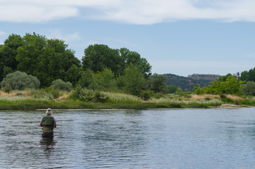 Fototapeta na wymiar Hombre pescando en el rio Tua cerca de Mirandela. Tras-os-montes, Portugal