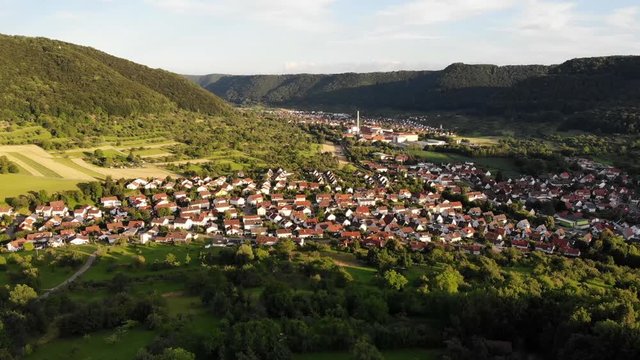 Kleine Stadt in einem Tal - Luftaufnahme