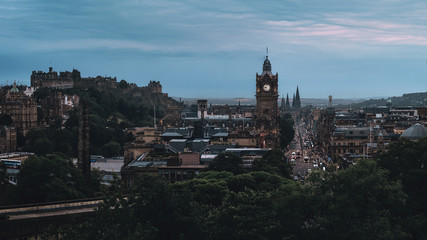 Naklejka premium Wieczorna panorama miasta Edynburg, widok na wieżę zegarową i Princes Street oraz zamek w Edynburgu, Edynburg, Szkocja, Wielka Brytania