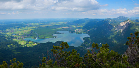 Fototapeta na wymiar Blick vom Herzogstand Gipfel auf den Kochelsee und ins bayerische Voralpenland