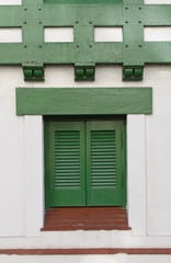 ventana cerrada con postigos verdes