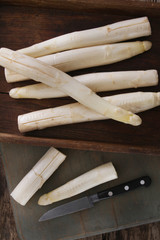 preparing fresh white asparagus spears