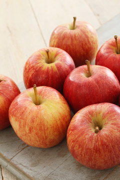 preparing fresh apples