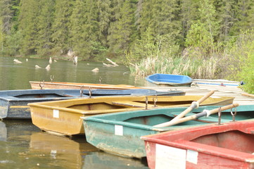 Fototapeta na wymiar gros plan avec barques sur un lac de montagne