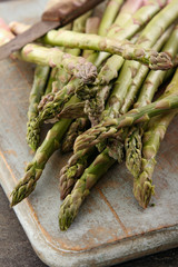 preparing fresh asparagus spears