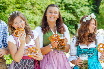Freunde Trinken Bier in der Bayerischer Tracht an der Isar