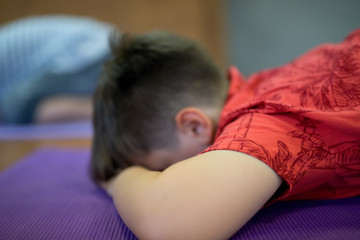 Obraz na płótnie Canvas yoga meditation kid