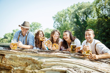 Freunde in Bayern Feiern Oktoberfest an der Isar 