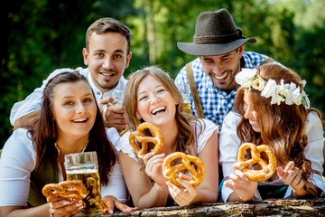 Freunde in Bayern Feiern Oktoberfest an der Isar 