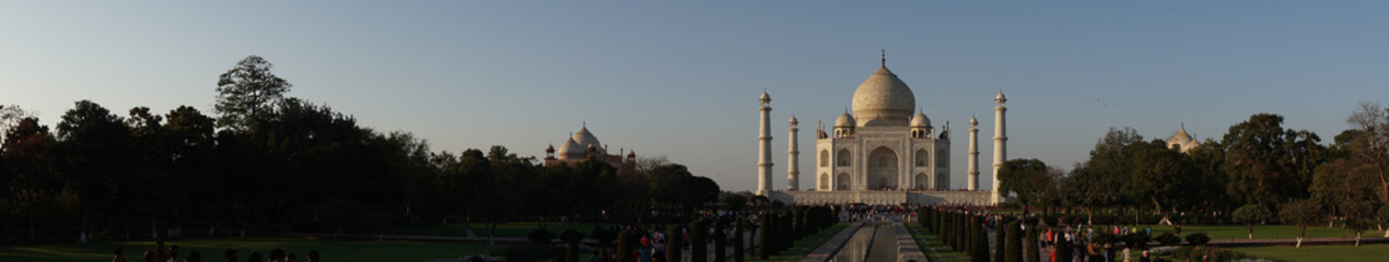 Fototapeta na wymiar Taj Mahal panorama sunset