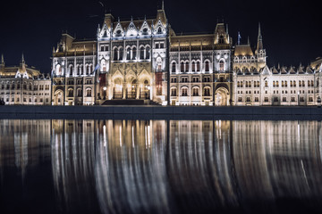 Fototapeta na wymiar Budapest Parliament reflecting on the water at night