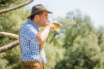 Freunde in Bayern Feiern Oktoberfest an der Isar 