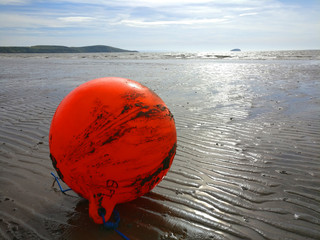 Boya en la playa de Weston-super-Mare