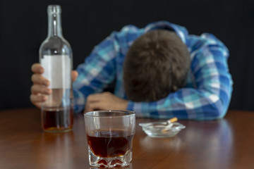 Hombre borracho inconsciente con un vaso de bebida en la barra con un cigarro, problema de alcoholismo - obrazy, fototapety, plakaty