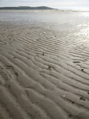 Arena mojada en la playa de Weston-super-Mare