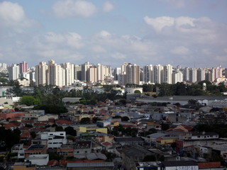 Sol na cidade e sombra no bairro.
