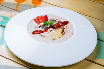 Oatmeal with berries