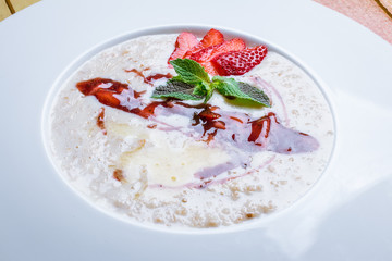 Oatmeal with berries