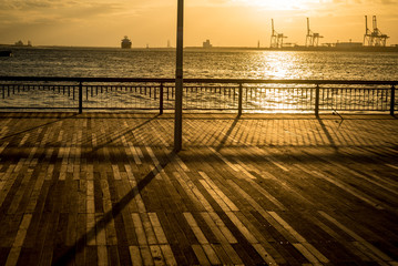 夕暮れの海の海岸