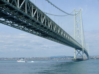 青い海と明石海峡大橋
