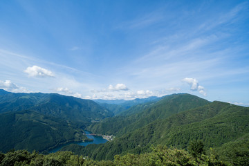 翠波高原展望台から望む金砂湖と四国山地　愛媛県四国中央市