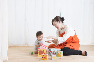 赤ちゃんと遊ぶ女性