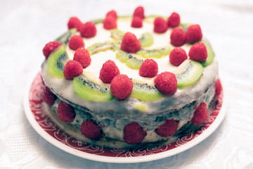 Raspberry and kiwi cake