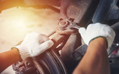 Obraz premium Hands of car mechanic in auto repair service.