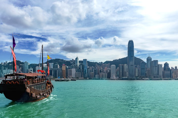 Obraz premium Hong Kong Victoria Harbor view with junk boat on foreground 